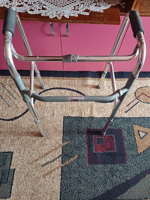 Scaun cu rotile și cadru metalic