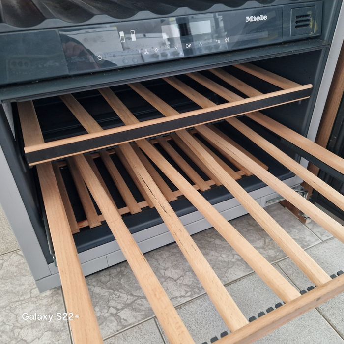 Винен охладител за вграждане под плот MIELE KWT 6322 UG