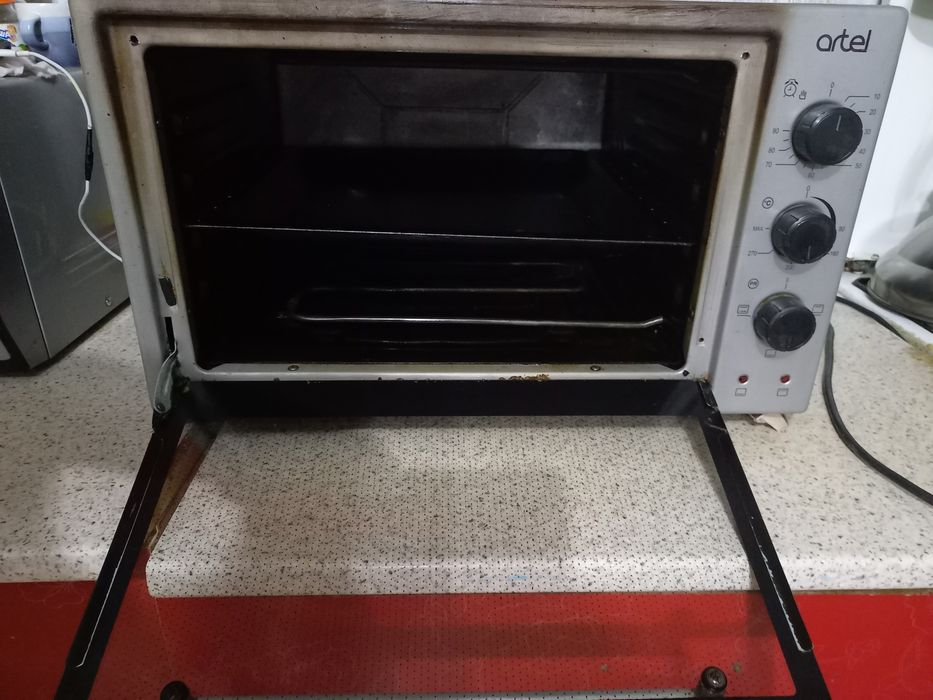 Продам духовку artel.