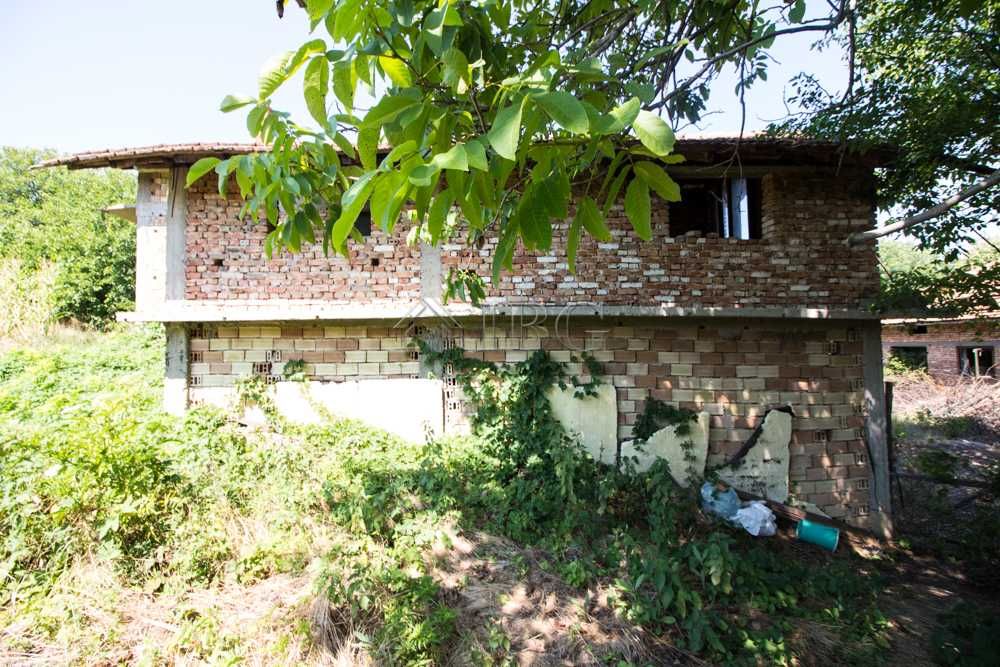 Новопостроена къща с 4 спални с гараж на 10 мин. с кола от Бяла