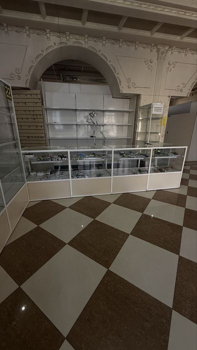 Продам витрины б/у в хорошем состоянии