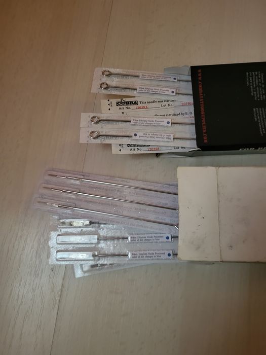 Kit complet aparat de tatuat + sursa, accesorii, piele sintetica etc