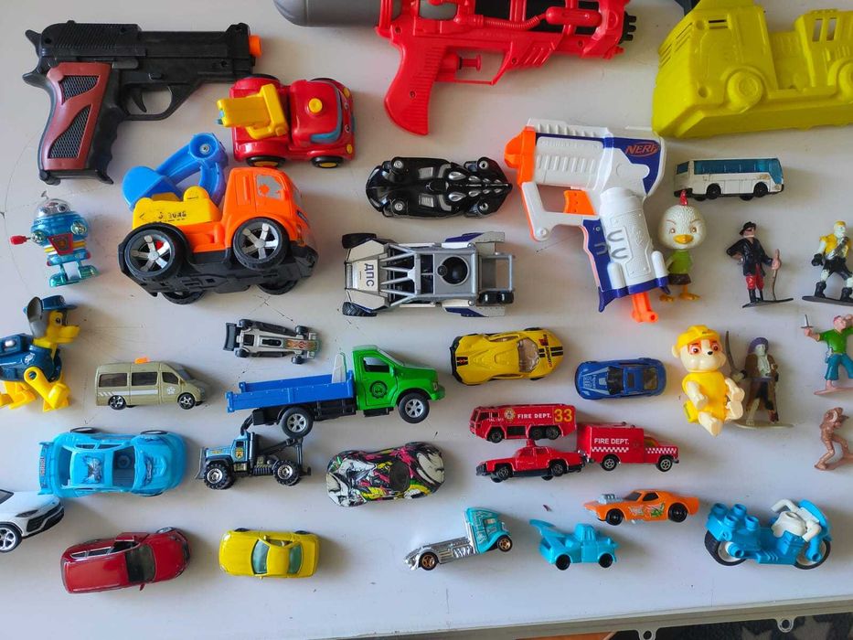 Детские машинки, пистолетики.