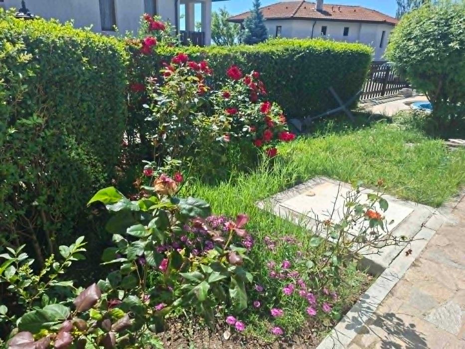 Продавам двуетажна обзаведена къща със собствен басейн,в к-с Флорал хилс, на 5 мин от гр. Ахелой и морето