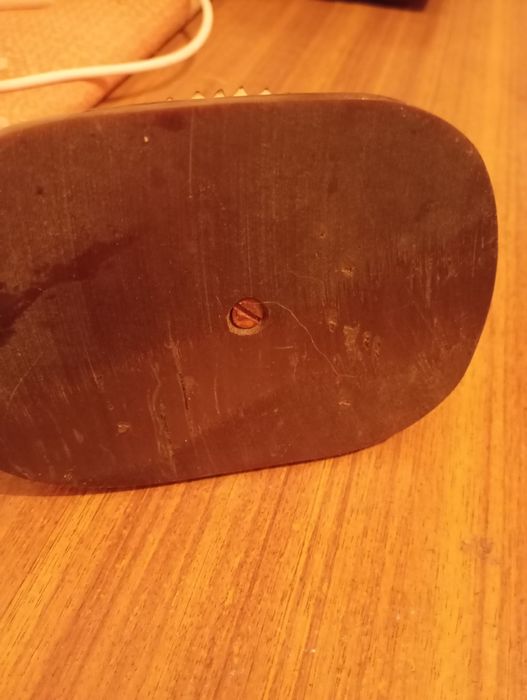 Статуэтка ёжик с листом.