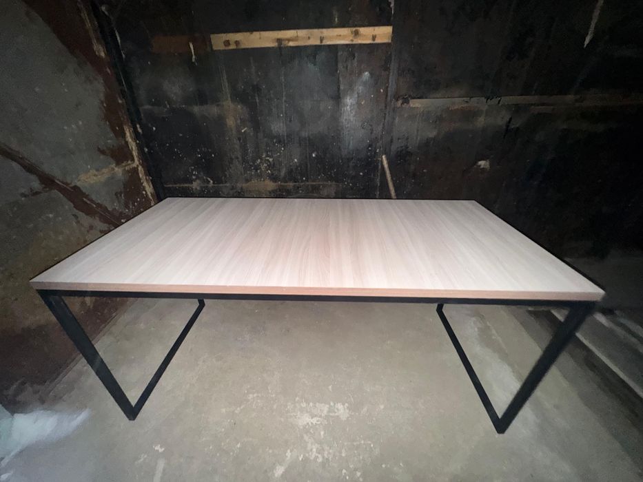 Стол, большой цельный