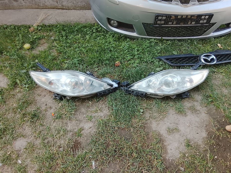 Vând aceste faruri Mazda 5