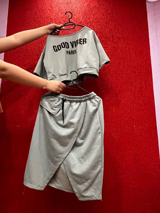 Тениска с поличка не много къса нито пък дълга