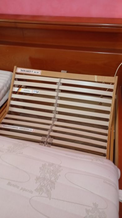 Pat dublu matrimonial reglabil la cap 2 saltele 2 noptiere