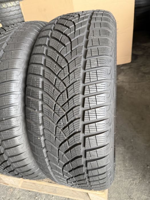 4 anvelope iarna 225/50/18 Goodyear Runflat ca noi!