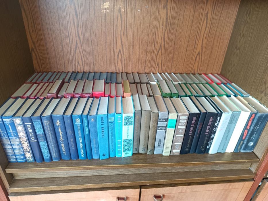 Продается библиотека в отличном состоянии