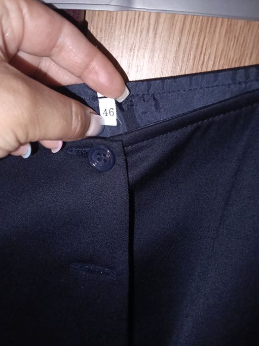 Vând fustă,pantaloni ,tricou polo, tricou,cravată sunt noi doar ținute în sifoner .Detalii in privat ridicare personala liceul Mihai Eminescu Buzau
