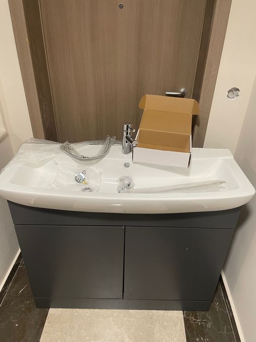 Шкаф за баня с мивка и смесител