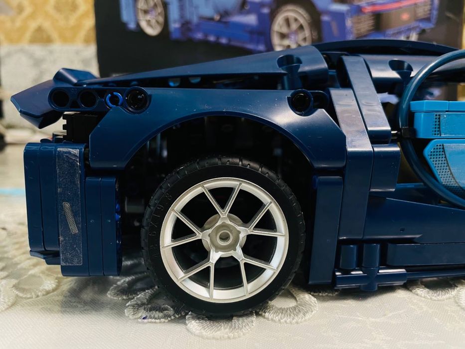 Конструктор Lego Bugatti Chiron 1408 деталей собранный
