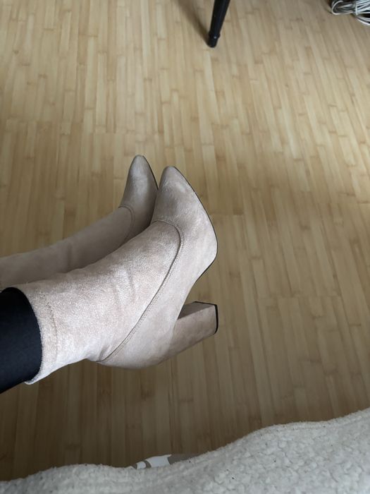 Botine bej toc inalt!