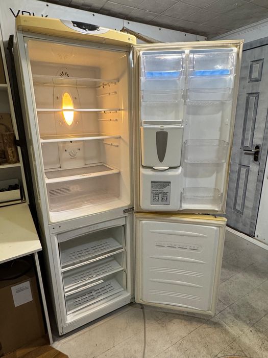 Рабочий холодильник LG