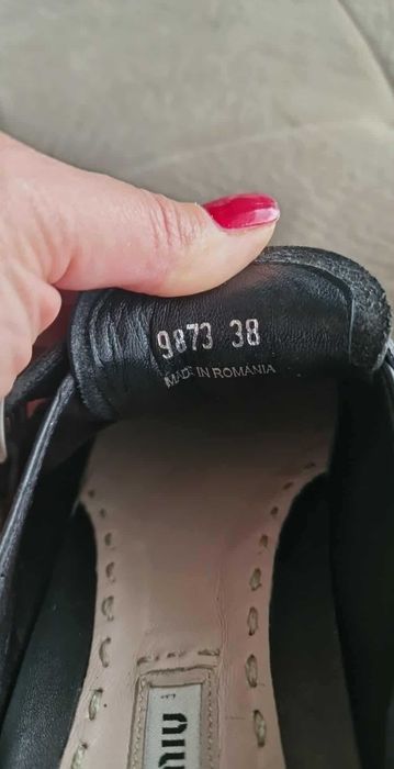 Miu Miu Pantofi de damă din piele, mărimea 38, nu sunt replică.