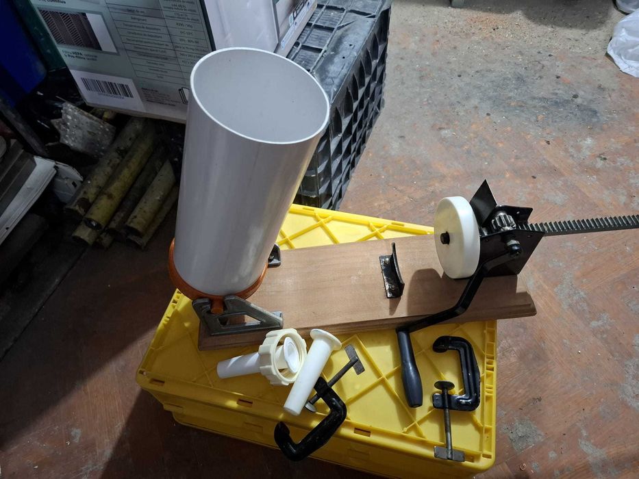 Masina de umplut carnati