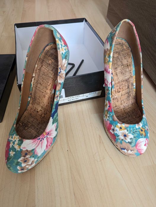 Високи дамски обувки на цветя