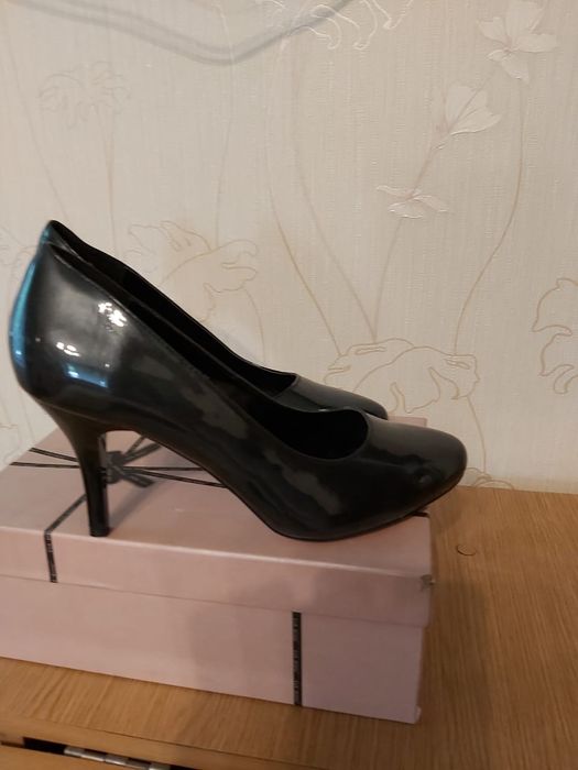 Бежевые черные каблуки