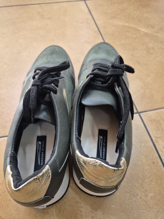 Sneakersi din piele