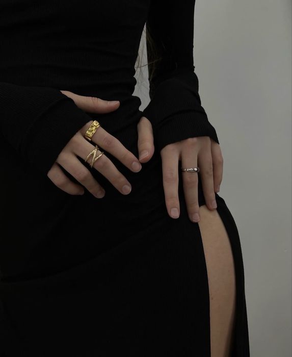 Платье черное с разрезами