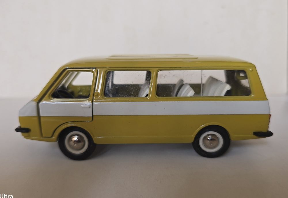 Продам модель авто Раф 2203