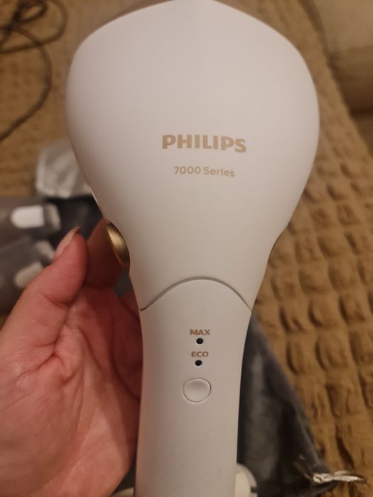 Philips Seria 7000 
aparat de calcat vertical cu abur
Foarte usor de u