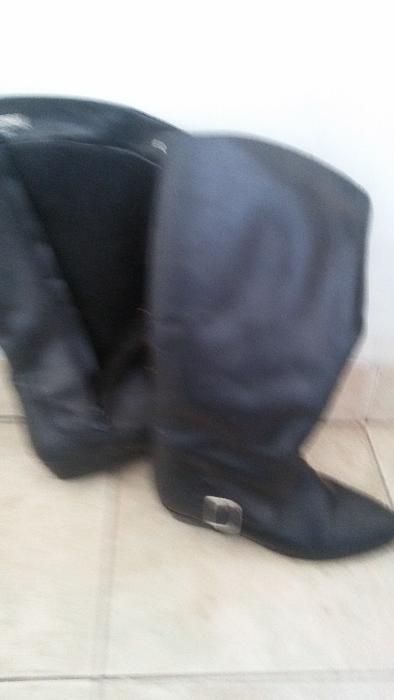 Продавам евтино неупотребявани дамски обувки,ботуши и маратонки