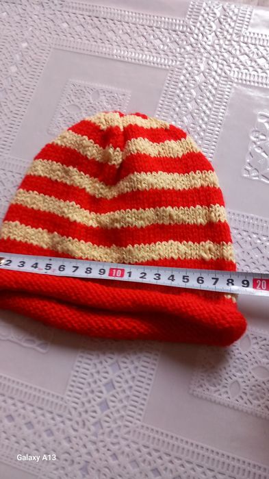 Предлагам красиви плетени детски шапки