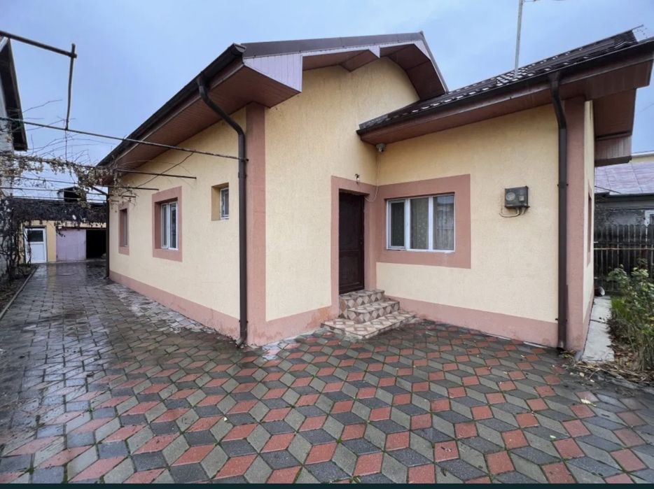 Vând casă cu curte în [zonă] – liniște și confort.