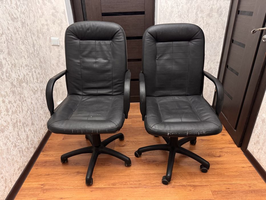 Офисные кресла 8 штук