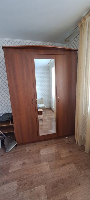 Продам шкафы один из них требует ремонта