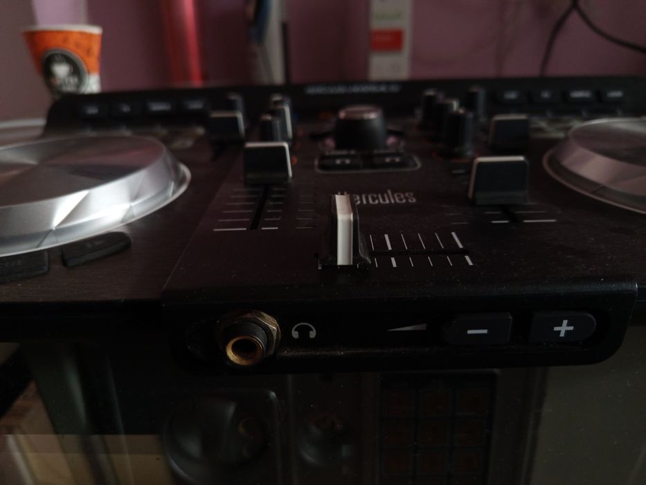 Продавам DJ пулт Hercules има коментар поцената