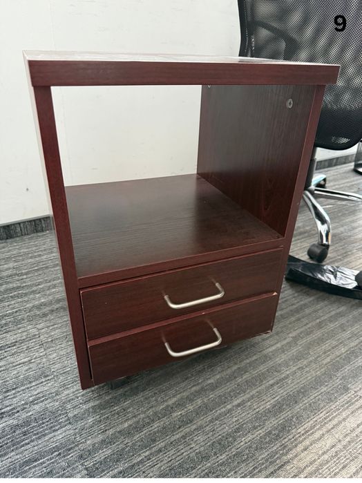 Продавам качествени и запазени офис мебели