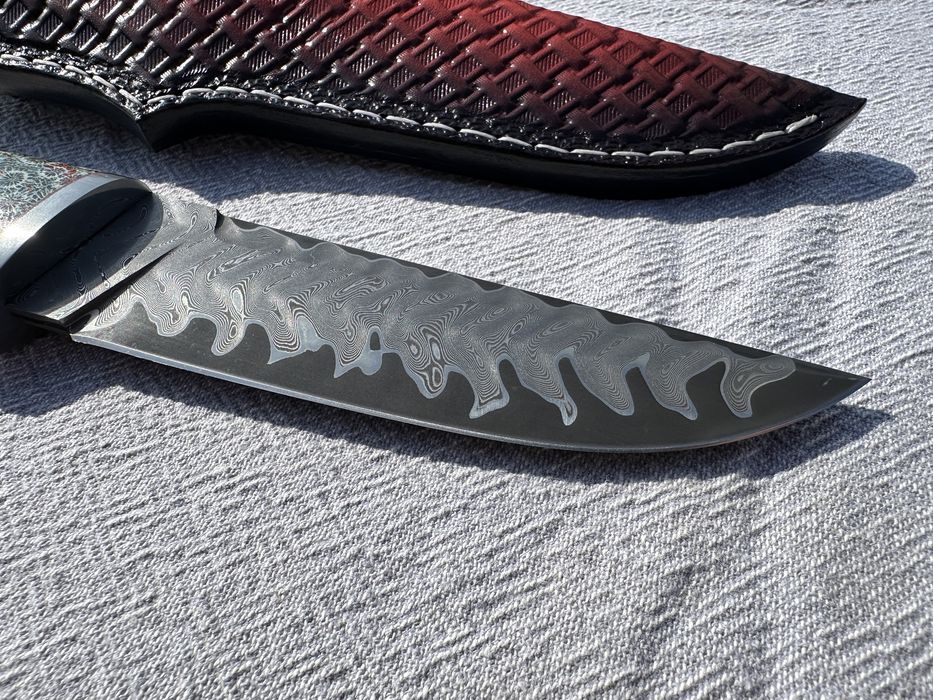 Ловен нож дамаск и стабилизиран корал
