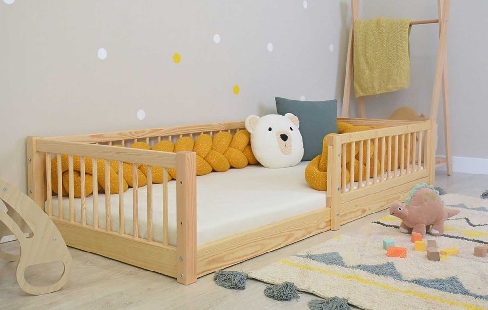 Pat pentru copii Montessori Woodie - lemn natural, lac certificat, laterala detasabila pentru access direct