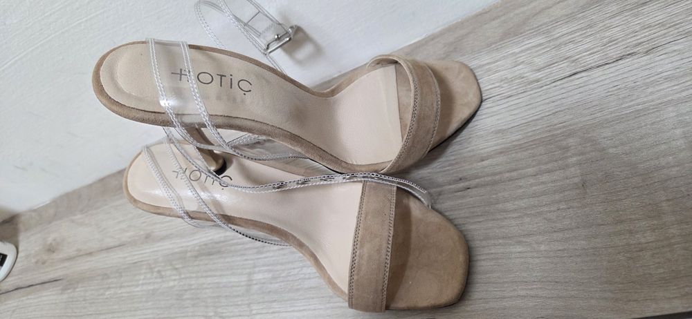 Босоножки Hotic на ремешке