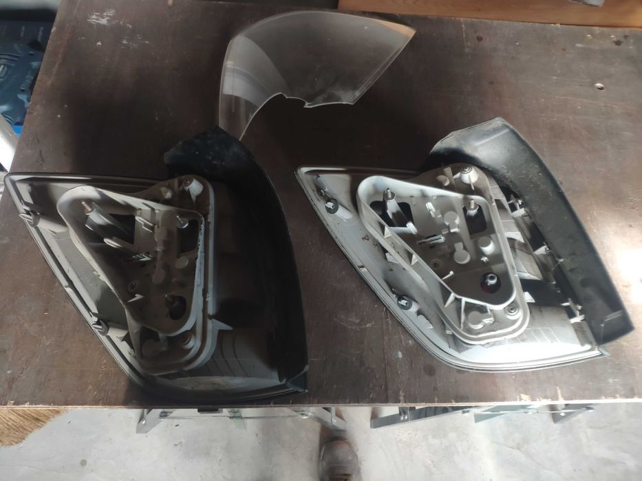 Продавам заден десен стоп за Opel Astra H комби-2 бр