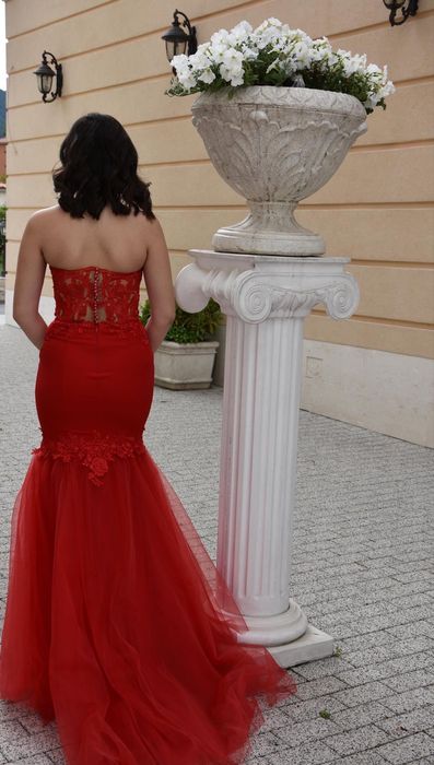 Официална рокля цвят червен с дантела