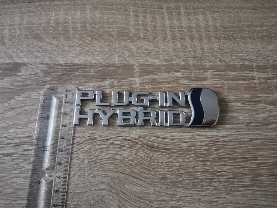 сребриста емблема Toyota Plug-in Hybrid