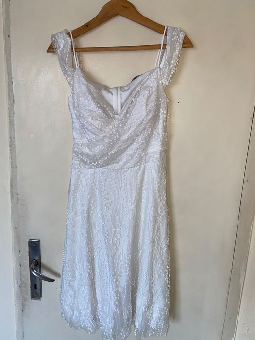 Продавам официална бяла рокля ползвана само веднъж Л размер.