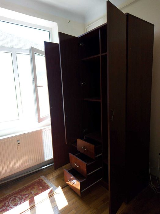 Vand dulap - sifonier cu 3 usi rotative, cu  rafturi, 3 sertare si 2 bare haine, in stare foarte buna