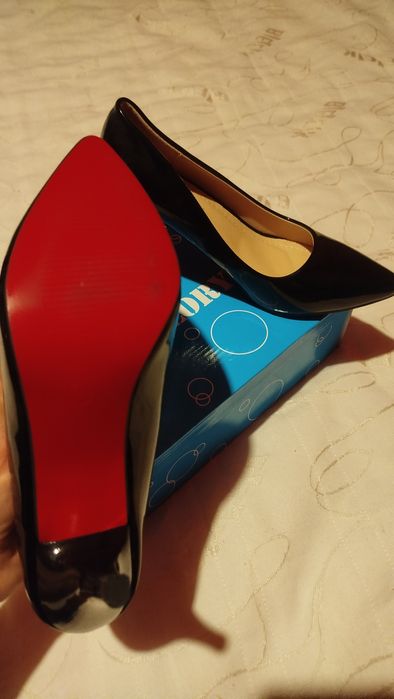 Продавам комплект чисто нови рокля с обувки и чанта 
* цикламена рокля