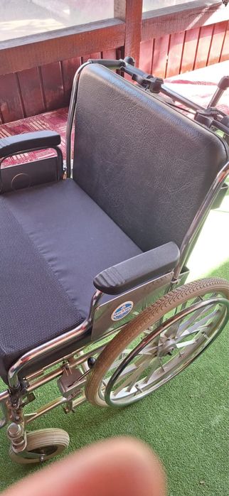 Vand scaun cu rotile