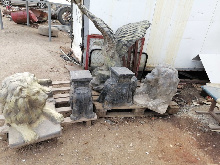 Скульптуры: Лев, орёл,тазы, слон, конь