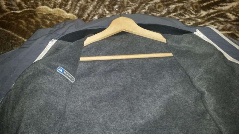 Продавам оригинално яке "Quiksilver"