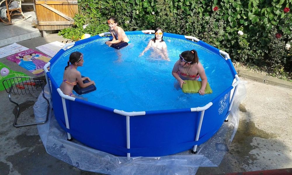 Детски батут в отлично състояние / подарък голям надуваем басейн