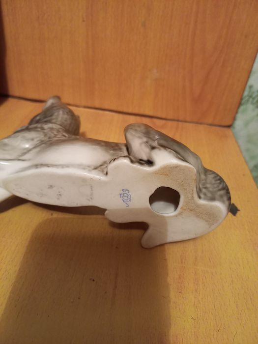 Продам фарфоровую статуэтку