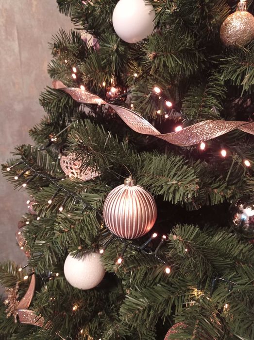 Brad artificial 210 cm cu podoabe deosebite